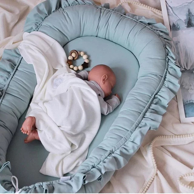 Tragbares Baby Schlafnest mit Kissen für Babybetten und Reise-Laufställe in Beige und Blau - Bild 1