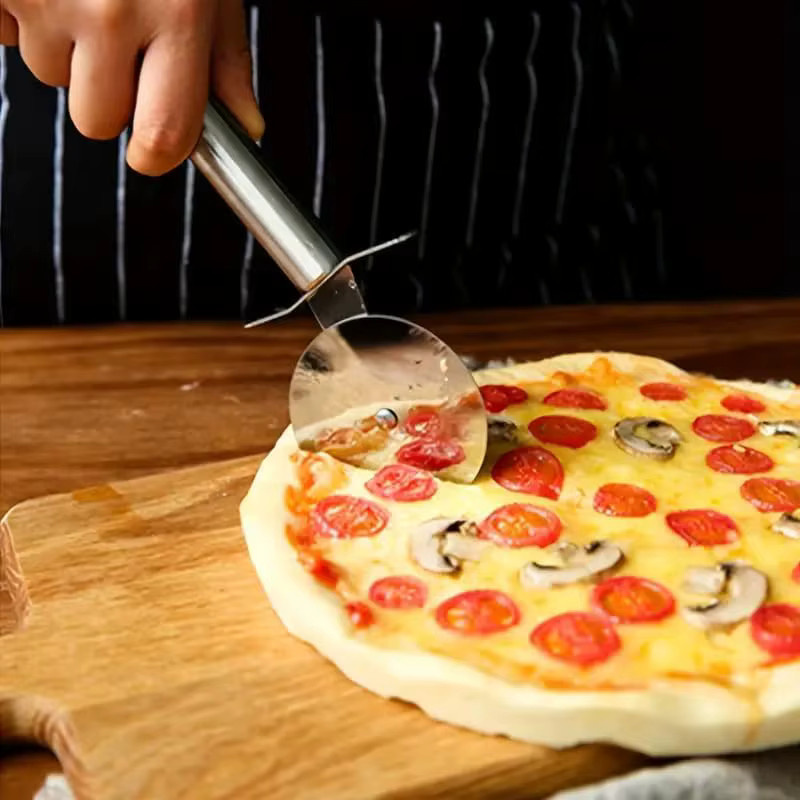 Edelstahl Pizza Cutter Rad in Silber zum Schneiden von Teig, Waffeln und Gebäck - Bild 2