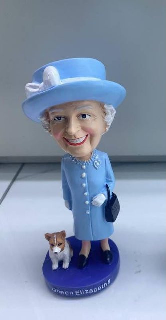 Dekorative Königin Elisabeth II Figur von RusticLoom in Blau, handbemaltes Gedenkornament, Höhe: 16 cm - Bild 1