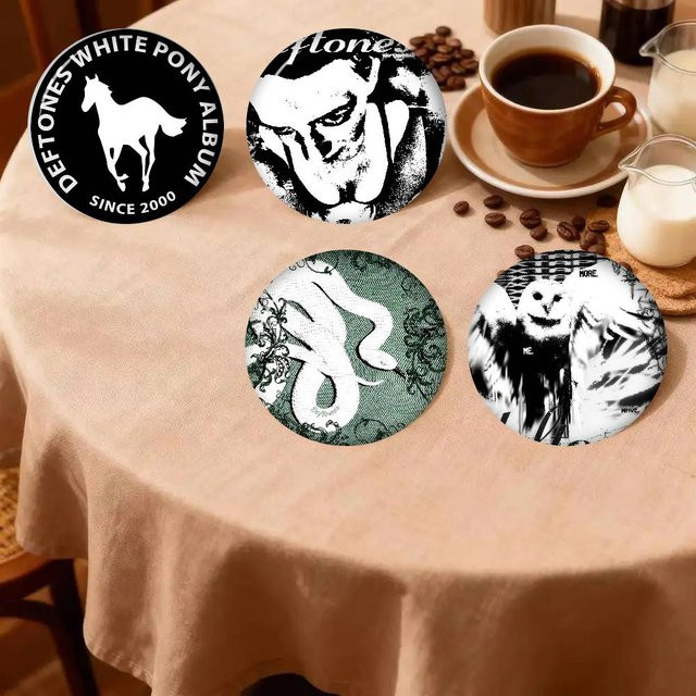 Kayou Button Pin Brosche, Anime Cartoon, Around Fur Ohms Deftones - Bild 1