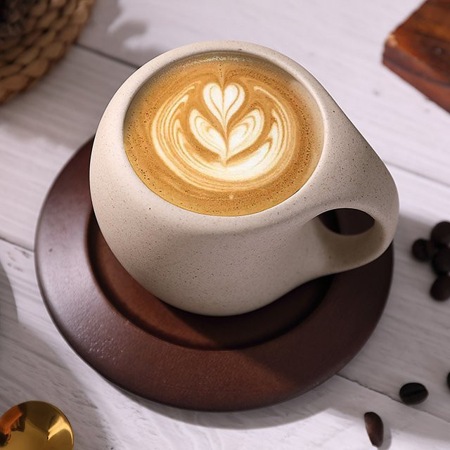 Keramik-Kaffeetasse mit Untertasse und Holzuntersetzer, Retro-Design Floral in Beige, Set bestehend aus Tasse, Untertasse, Löffel und Holzuntersetzer - Bild 1