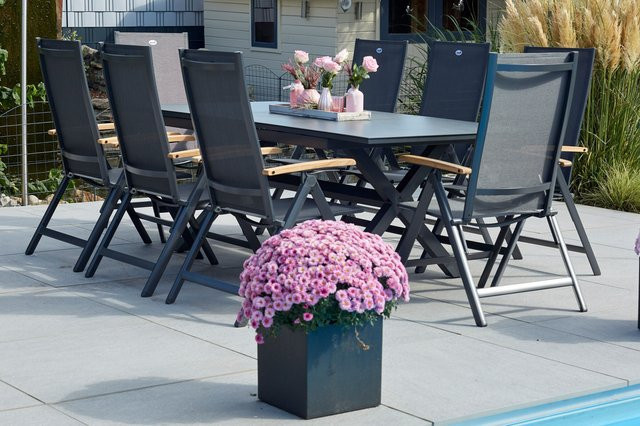 Hartman Xanadu Aruba Garten-Essgruppe aus Aluminium und Teak mit Glaskeramik-Tischplatte und 8 Klappstühlen in Anthrazit/Schwarz, Tisch erweiterbar auf B: 220 cm x T: 100 cm oder B: 160 cm x T: 100 cm - Bild 1