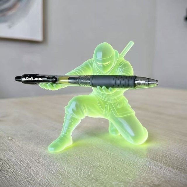 Leuchtender Ninja-Stifthalter in Blau als kreativer 3D-gedruckter Schreibtisch-Organizer für die Schule - Bild 1