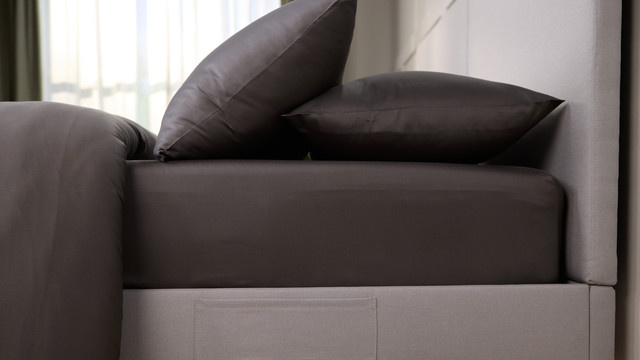 Emma Silken Mako-Satin Spannbettlaken aus Baumwolle, Grau, B/T: 90 x 200 cm - Bild 1