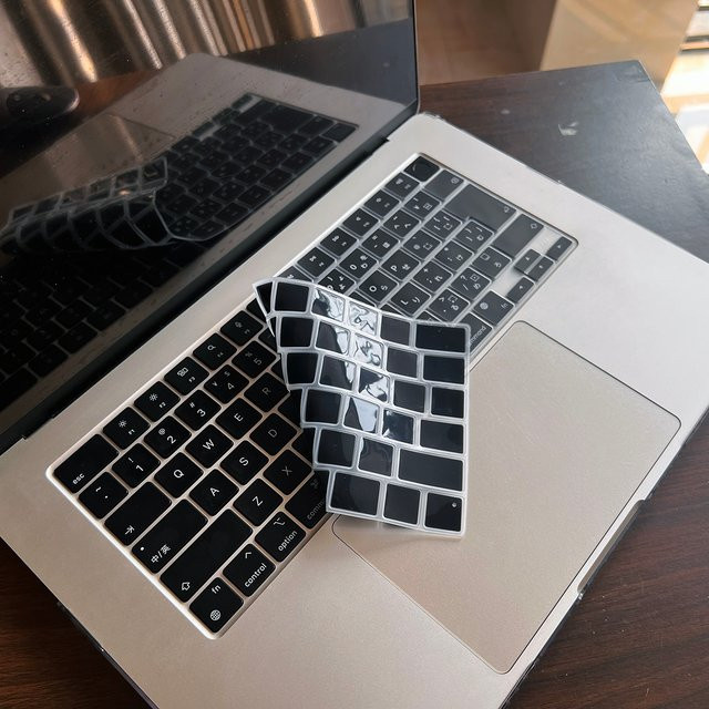 Apple Silikon Tastaturfolie in Schwarz mit japanischem Layout für MacBook Pro 14 und MacBook Air 13,6 Zoll - Bild 1
