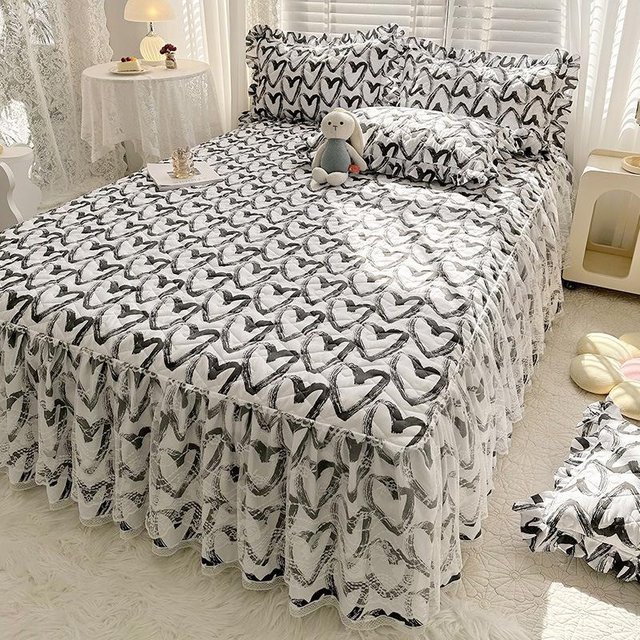 Dreiteiliges Bettwäsche-Set von Your Warm Home in Weiß mit floraler Baumwollspitze, bestehend aus Tagesdecke, Bettbezug und Kissenbezug, B/T: 180 x 200 cm - Bild 1