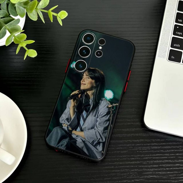 S-Sänger Billie Eilish Handyhülle für Samsung Galaxy S23 Plus 5G, Schwarz - Bild 1