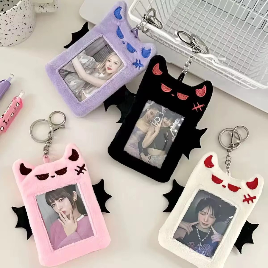 YT Plüsch-Kartenhalter Teufel-Design in Schwarz für Polaroid-Fotos und Idol-Karten - Bild 4