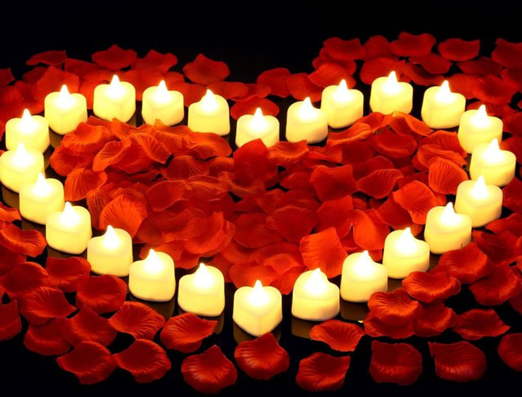 24er-Pack herzförmige elektrische LED-Teelichter in Weiß mit künstlichen Rosenblättern für romantische Dekorationen zum Hochzeitstag - Bild 1