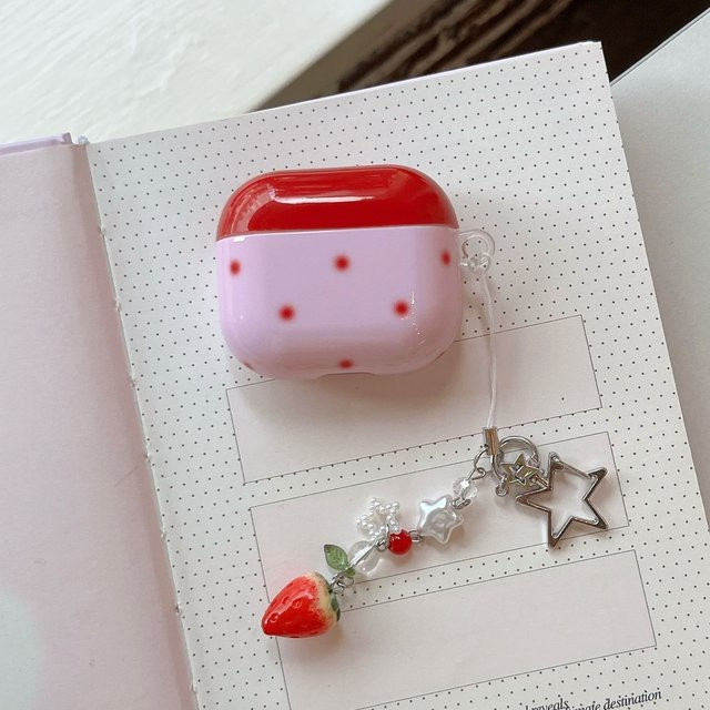 Kopfhörerhülle für Apple AirPods 1, 2, 3, 4 und Pro 2 mit rotem Polka-Dot-Muster und Erdbeersterne-Anhänger in Rot und Pink - Bild 1