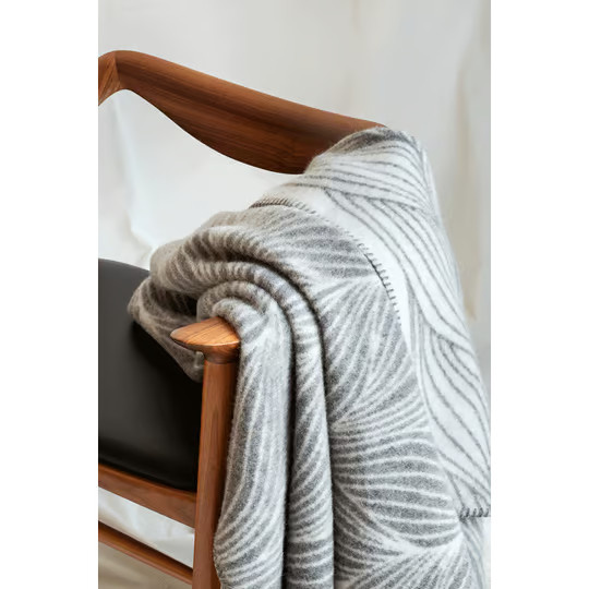 Røros Tweed Decke Flette aus grauer norwegischer Schafswolle mit geometrischem Design, B/T: 200 x 130 cm - Bild 2