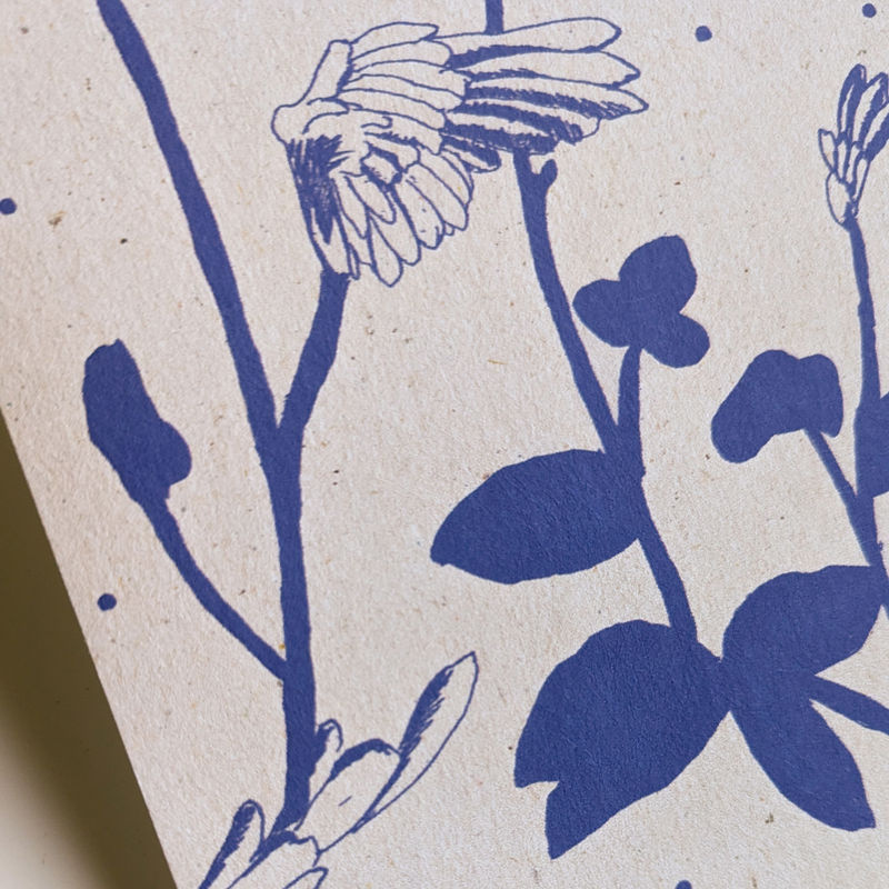 Sian Zeng Tapete Feather Plant in Ultramarin Blau mit botanischem Floral-Design aus Vlies - Bild 3