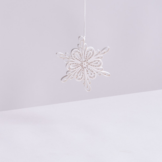 BLUME2000 Deko Hänger Schneeflocke Weiß aus Papier für die Weihnachtszeit und Adventszeit - Bild 1