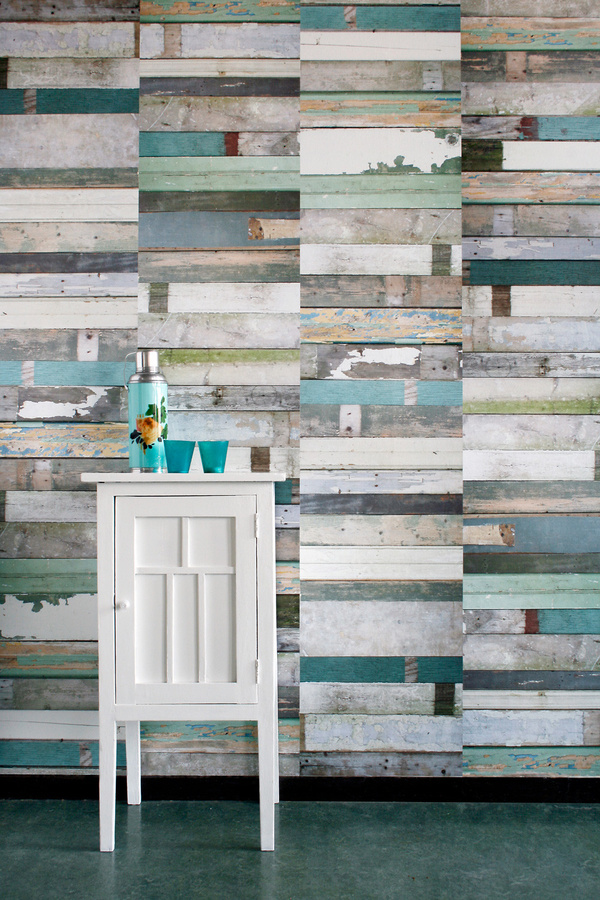 Studio Ditte Tapete Scrapwood Green in Naturtönen mit rustikalem Design und mattem Vlies-Finish - Bild 1