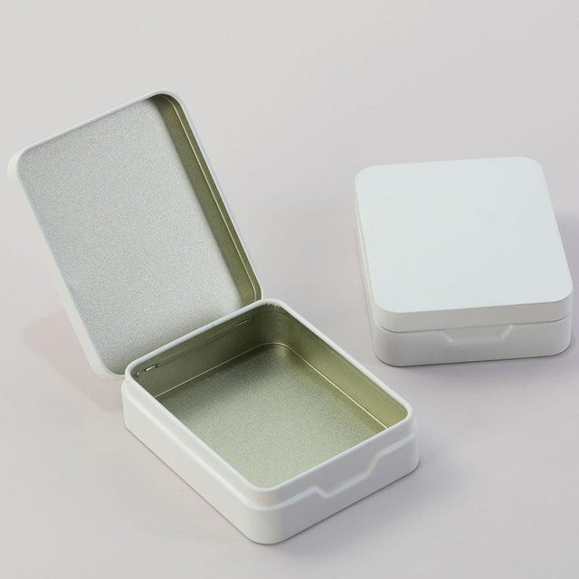 XYNN Tragbare Mini Metall Aufbewahrungsbox in Weiß für Schmuck, Schlüssel oder Münzen, B/T/H: 9,3 x 7,5 x 2,5 cm - Bild 1
