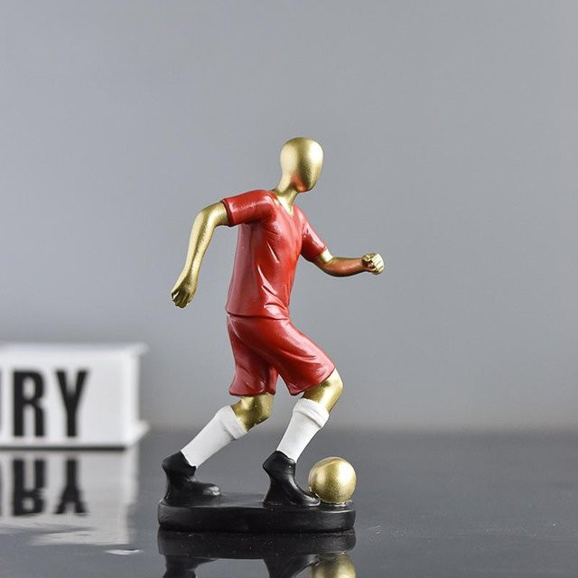 Fußballspieler-Figur aus Harz als modernes Deko-Ornament für dein Home-Office in Gold, Rot, Schwarz und Gold - Bild 1