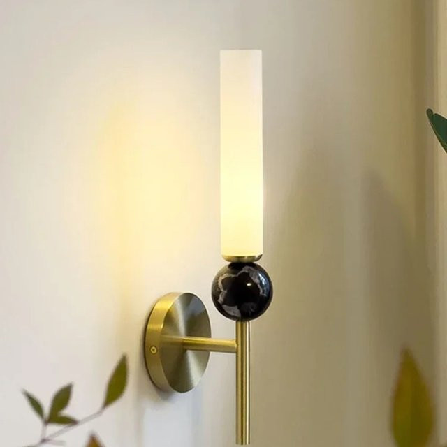 Nordische minimalistische Wandleuchte aus Messing und Marmor in Gold/Weiß mit G9 LED-Leuchtmittel für Wohnzimmer, Schlafzimmer und Treppenhaus - Bild 1
