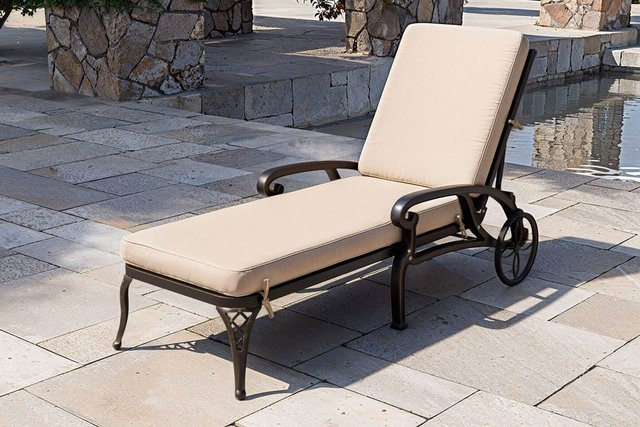 OUTFLEXX Cambridge Sonnenliege in Bronze und Khaki aus Gussaluminium mit Rollen und verstellbarer Liegefläche inklusive Kissen - Bild 1