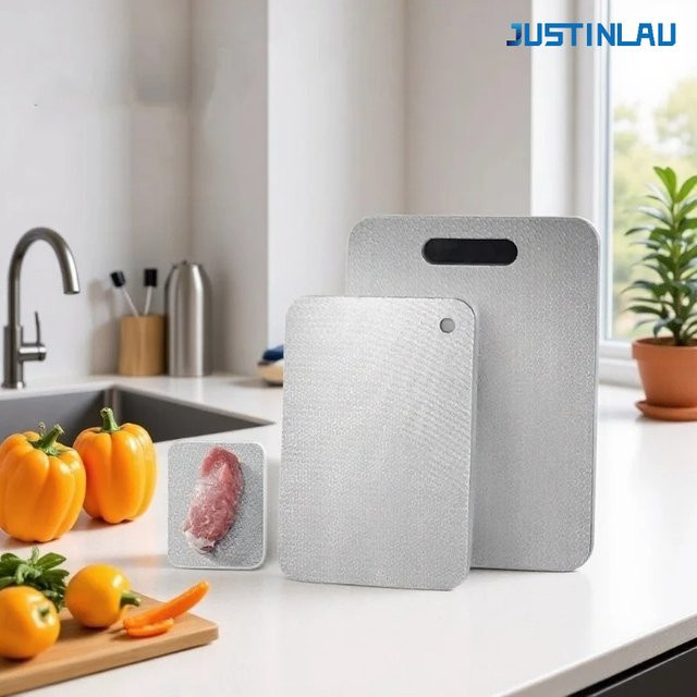 JUSTINLAU Schneidebrett aus Edelstahl in Silber, wabenverdicktes und antibakterielles Teigbrett für Obst und Gemüse - Bild 1