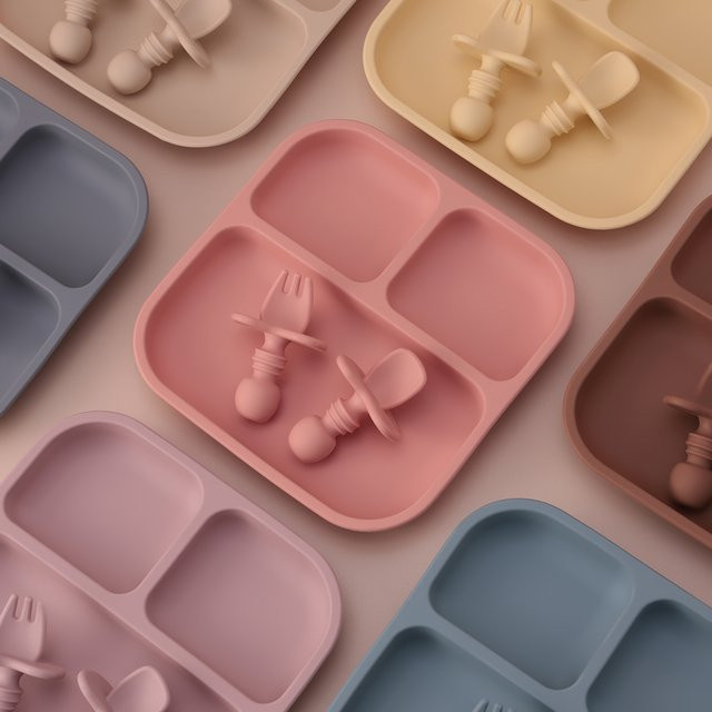 BPA-freies Silikon Baby Fütterungsset mit quadratischem Saugteller sowie Löffel und Gabel in Gelb für Kinder von 0 bis 6 Jahren - Bild 1