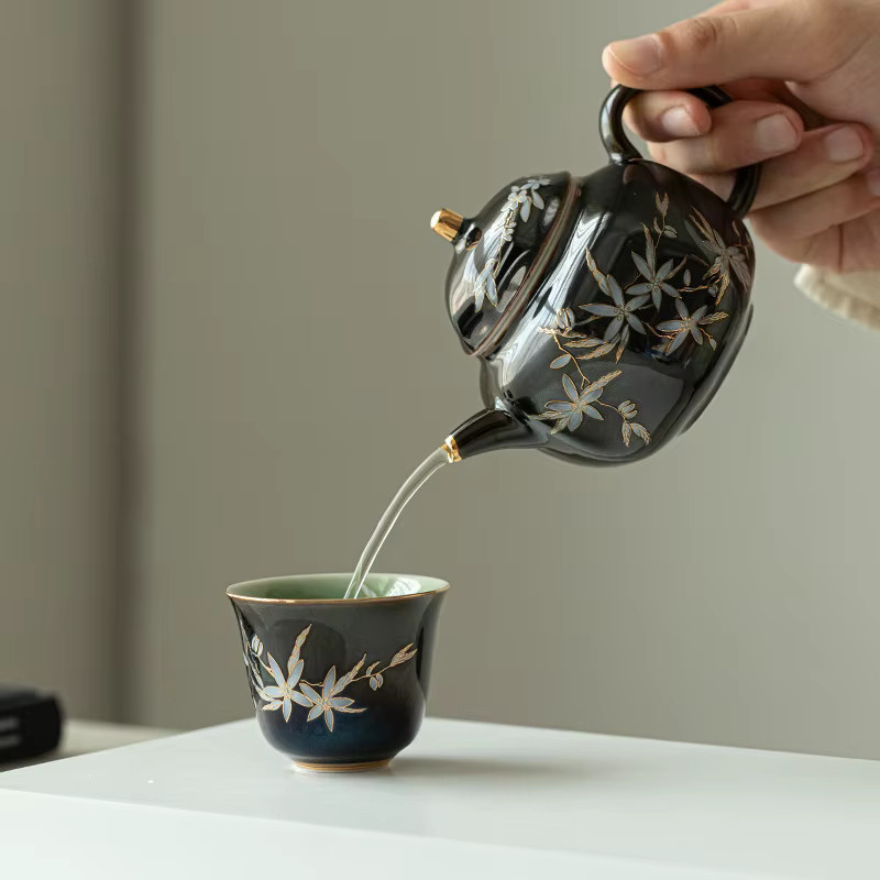 Chinesische Retro Teekanne aus Keramik mit Aprikosenblüten-Design in Schwarz-Gold und integriertem Filter für dein Kung Fu Tee-Set - Bild 3