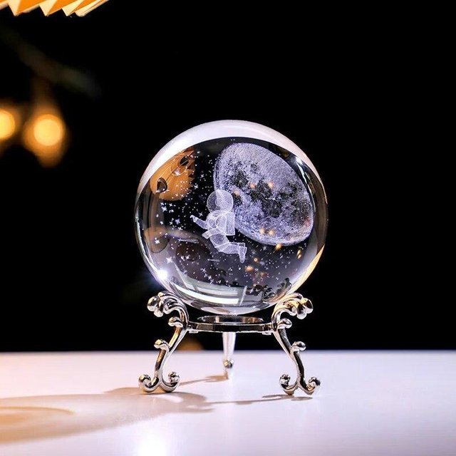 Fantastic House 3D-Kristallkugel mit Lasergravur und Tierfigur aus Glas in Grau mit Ständer, Durchmesser: 6 cm - Bild 1