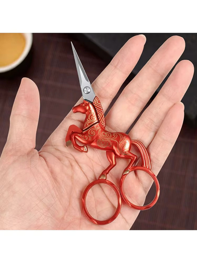 Professionelle Stickschere aus Metall in Rot für Kreuzstich und Tee-Kunst mit Retro-Einhorn-Motiv - Bild 5