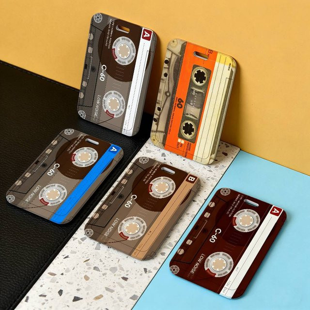 Retro Kassetten-Design Ausweishalter aus Kunststoff in Multicolour für Arbeitsausweis und Schlüsselband - Bild 1