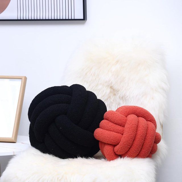 Dekoratives inyahome Knoten Kissen in Schwarz und Rot, handgemachtes rundes Plüschkissen für dein Zuhause - Bild 1