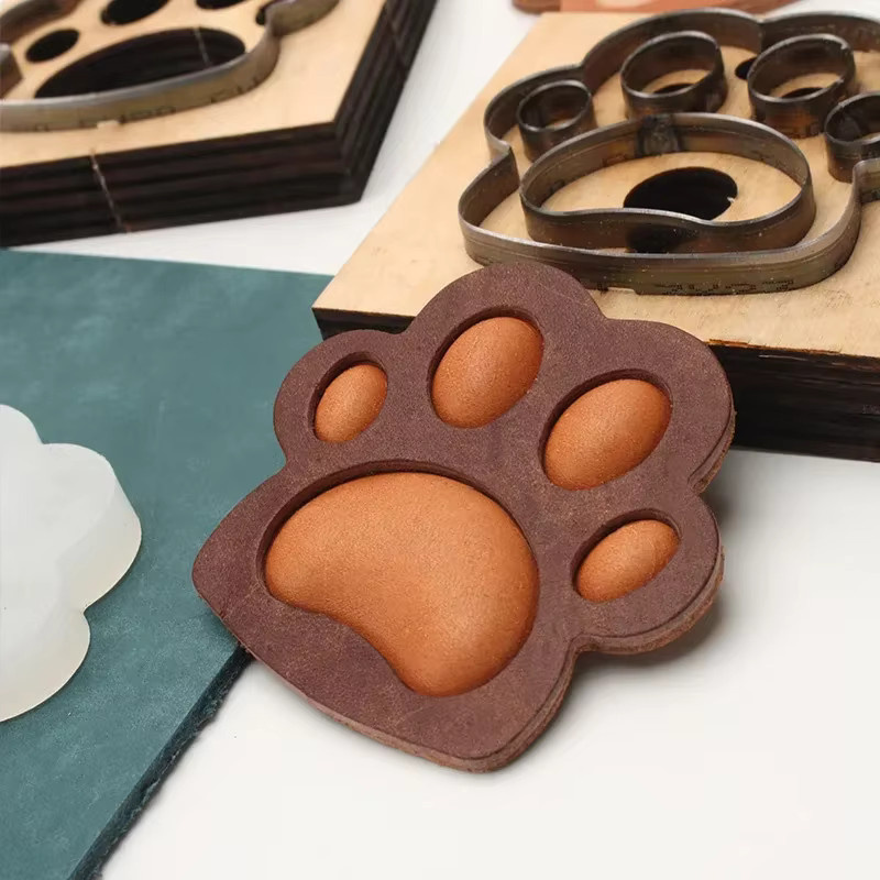 Hundepfoten Motiv Stanze aus Holz für Leder Papier und Gemüse zum Modellieren und Schneiden - Bild 5