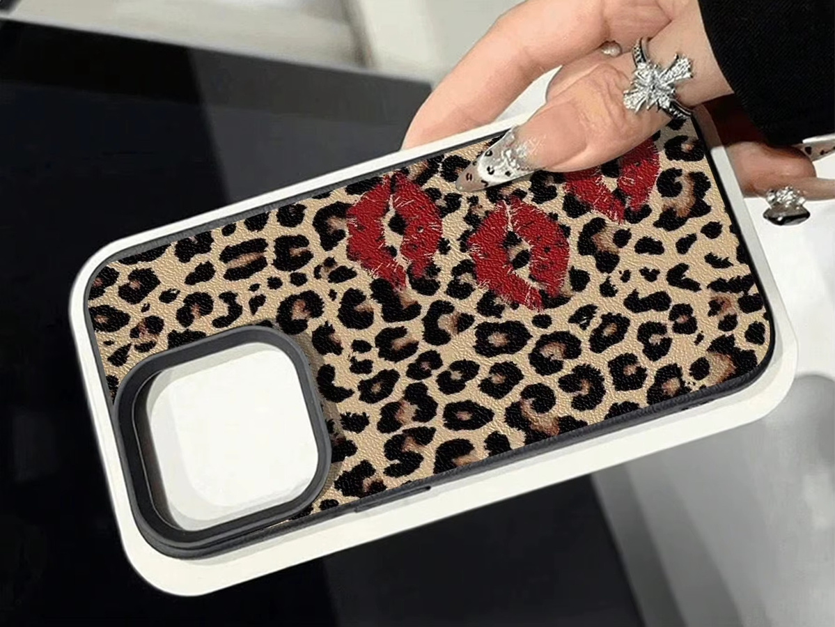 Handyhülle mit Leopardenmuster und Lippenabdruck-Design in Schwarz und Multicolour für Apple iPhone 17, 16, 15 Serien (Plus, Pro, Max) mit Lychee-Textur und Anti-Sturz-Schutz - Bild 3
