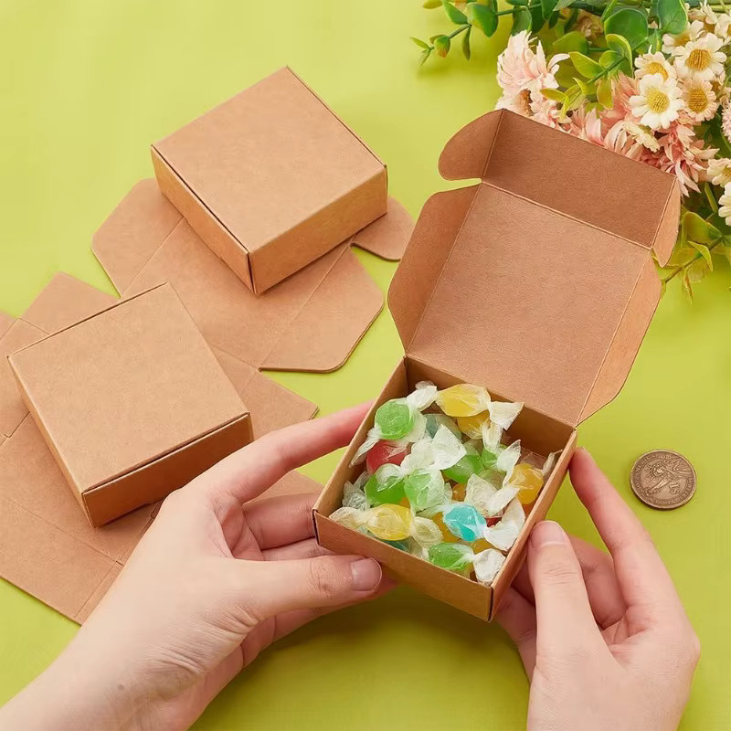 50 Stück Schmuck-Geschenkboxen aus Kraftpapier in Braun, B/T/H: 7,1 x 7,1 x 3,3 cm - Bild 3