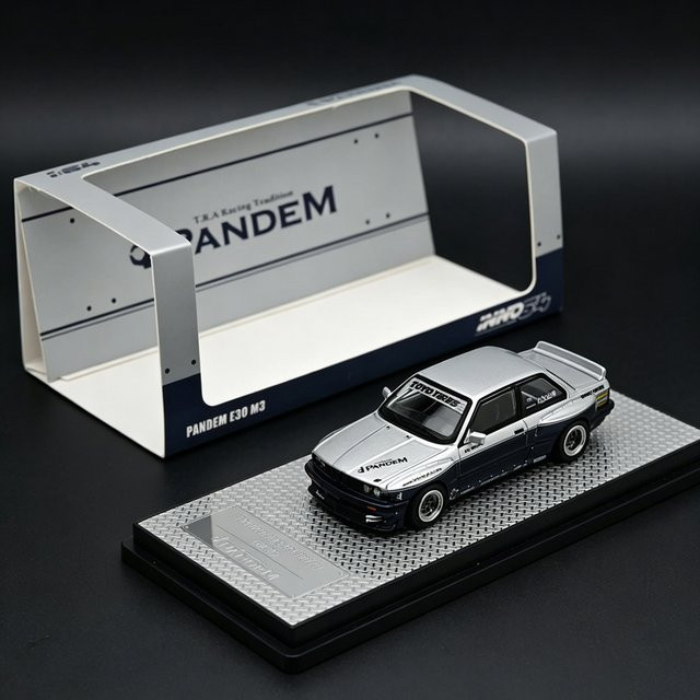 INNO64 BMW 3er Serie E30 Pandem V1.5 Widebody, Druckguss-Modellauto, 1:64, Silber/Blau - Bild 1