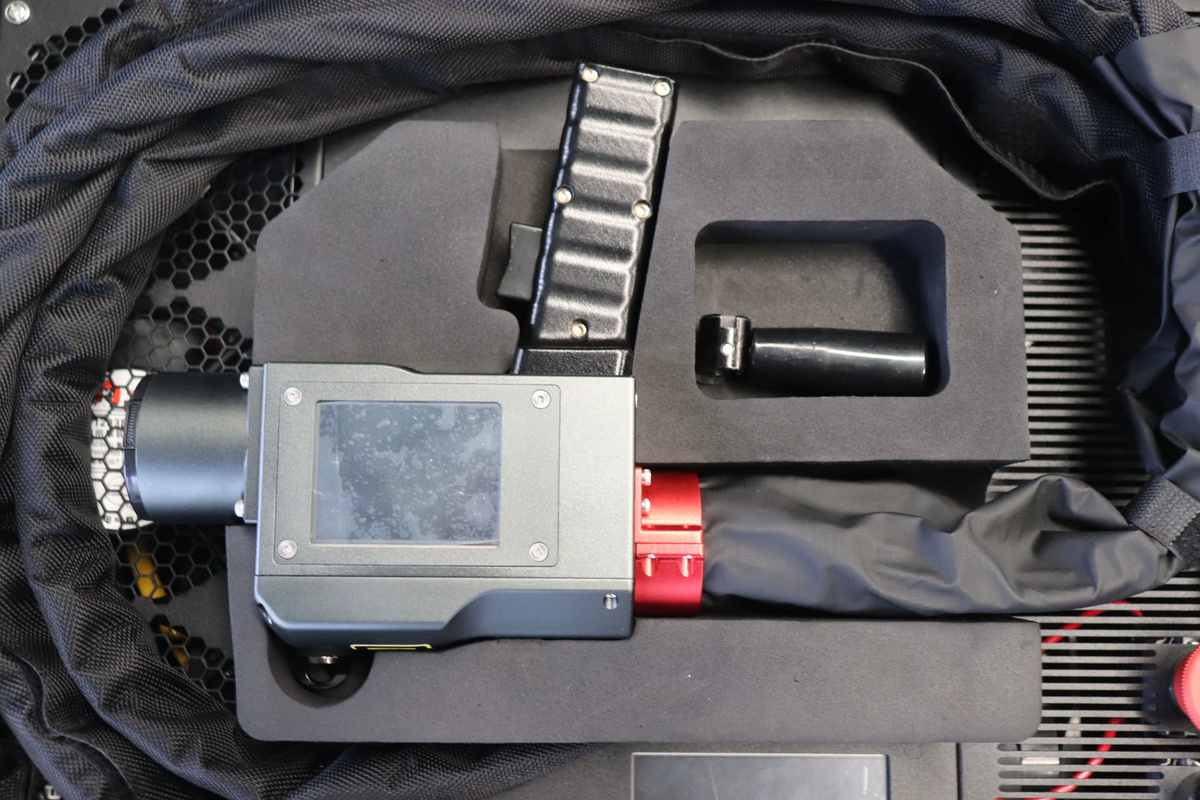 ACCTEK Luftgekühlter 300W Puls-Faserlaser-Reinigungsmaschine Handgeführter Tragbarer Oberflächenreiniger für Metall, Holz und Stein in Rot - Bild 3