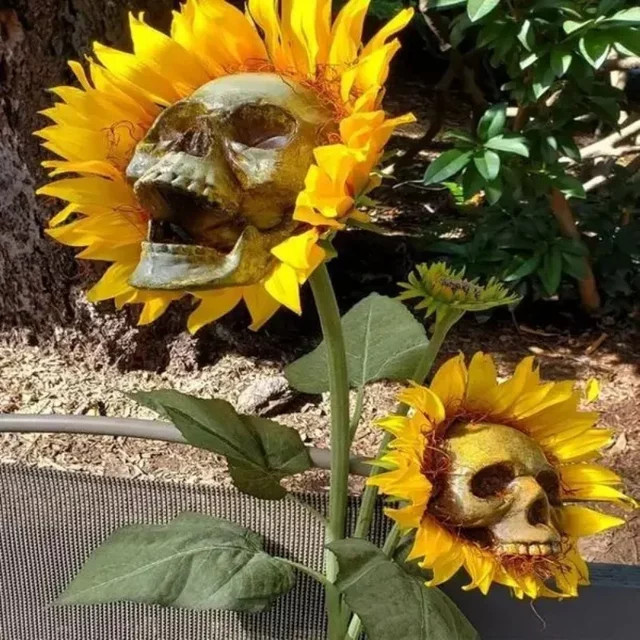 Künstliche Sonnenblume mit Totenkopf-Design in Gelb als Halloween-Dekoration für Garten und Tischdeko - Bild 1