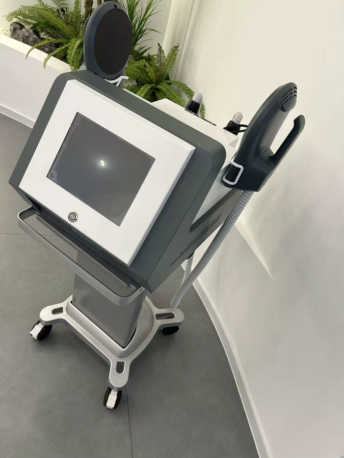 emsa EMSZero Muskelstimulator mit 6500W RF Körperformung in Weiß - Bild 3