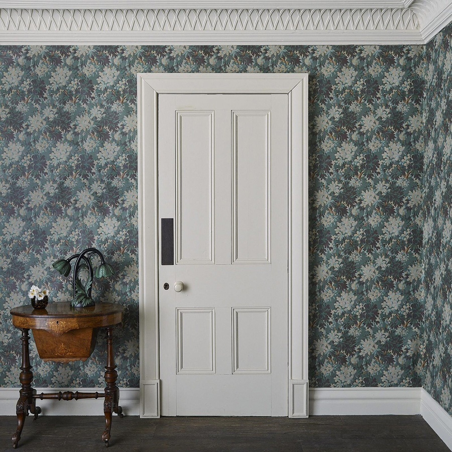 House of Hackney Tapete Silva in Cerulean mit floralem Naturdesign - Bild 1
