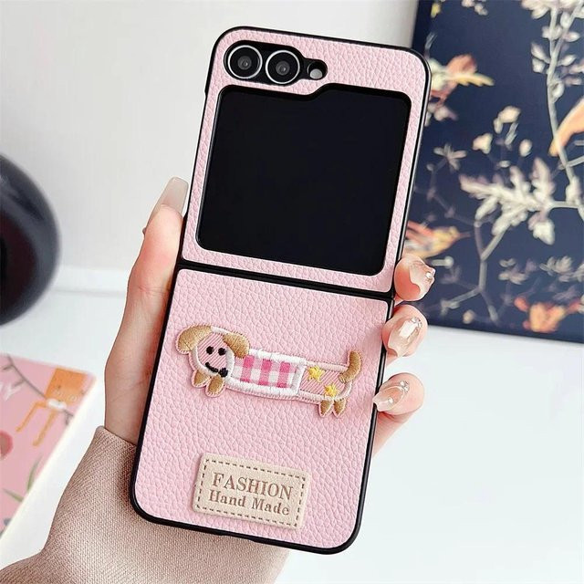 Stoßfeste Cartoon-Leder-Handyhülle für Samsung Galaxy Z Flip 6 5 4 3 5G in Schwarz - Bild 1