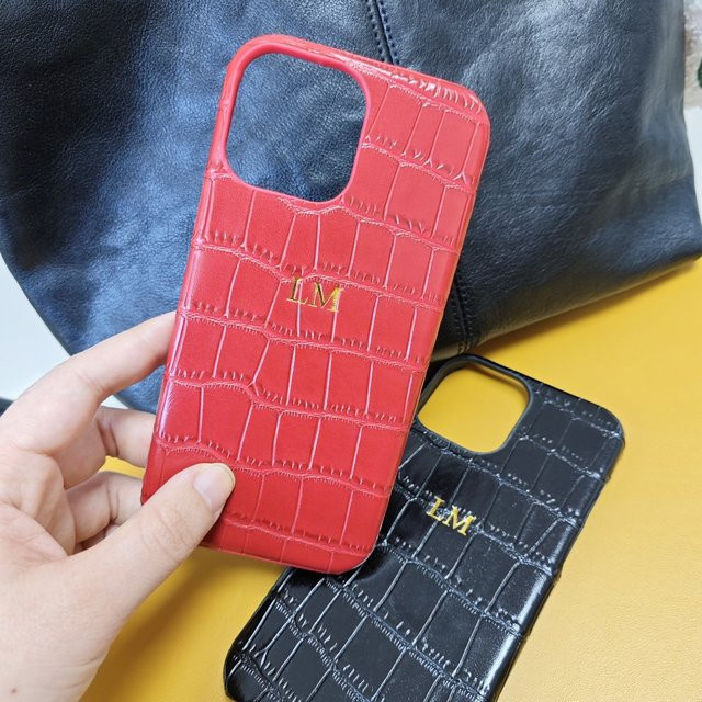 Personalisierbare iPhone Hülle aus luxuriösem Krokodil-PU-Leder mit Buchstaben und Namen in Rot - Bild 1