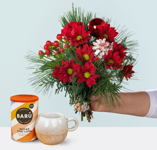 BLUME2000 Wintergruß Bouquet mit Geschenkset Cozy Cup of Christmas rot grün Weihnachten Chrysanthemen Johanniskraut Rosen - Bild 1