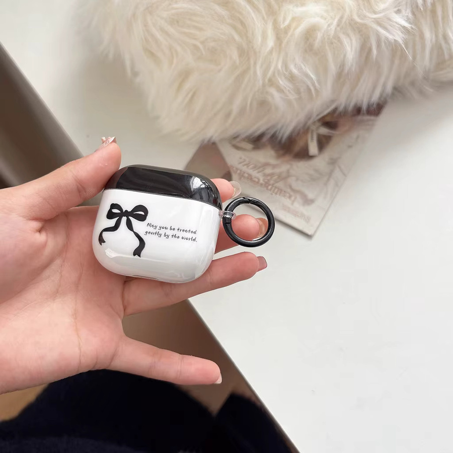 Schlichte Kopfhörerhülle für Apple AirPods 1, 2, 3, 4 und Pro 2/3 mit Schleife, Buchstaben und Haken in Schwarz - Bild 2