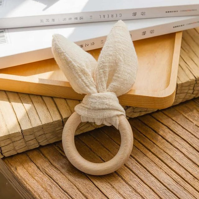 Binchi Outdoor Product Baby Beißring Hase aus Bio-Buchenholz und Baumwolle in Beige - Bild 1
