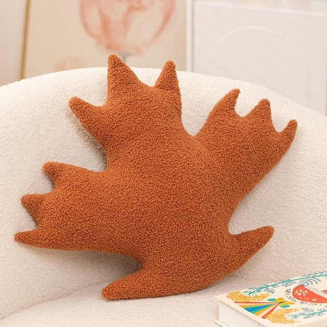 Binchi Fitness Plüschtier Ahornblatt als Dekokissen in Braun und Orange, B/H: 55 x 45 cm - Bild 1