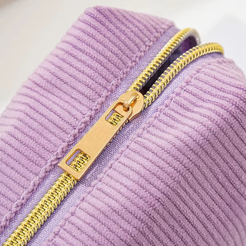 Einfarbiges Federmäppchen aus Textil in Lila mit großem Fassungsvermögen und Reißverschluss - Bild 4