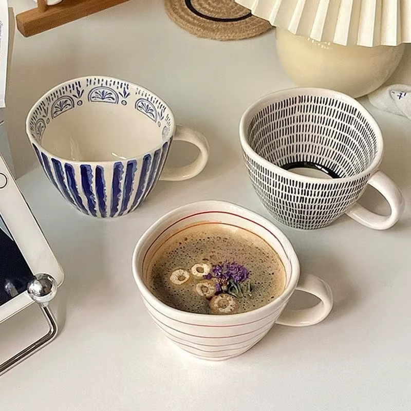 Handbemalte Keramiktasse mit Streifenmuster in Schwarz für Kaffee und Frühstück - Bild 2