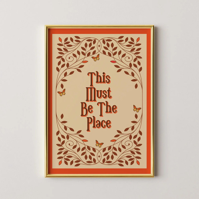 This Must Be The Place Retro Wandkunst von SHENCHEN als floraler Typografie-Druck im 70er-Jahre-Stil - Bild 1