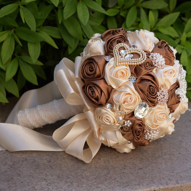 IVINLA Brautjungfern Bouquet aus Perlen und Rosen in Beige und Braun mit Diamant-Brosche - Bild 1