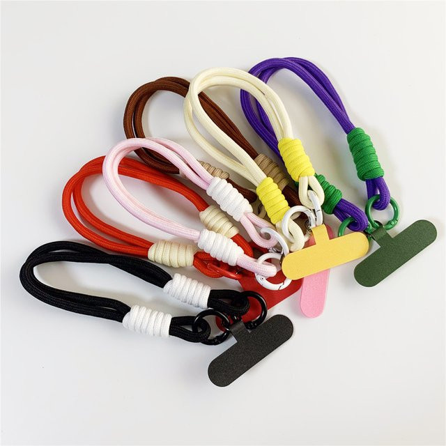 Pastellfarbenes Telefon-Lanyard mit Handschlaufe und Doppeldecker-Charm als Anti-Verlust-Kette für dein iPhone 17 Pro Max in Gelb - Bild 1