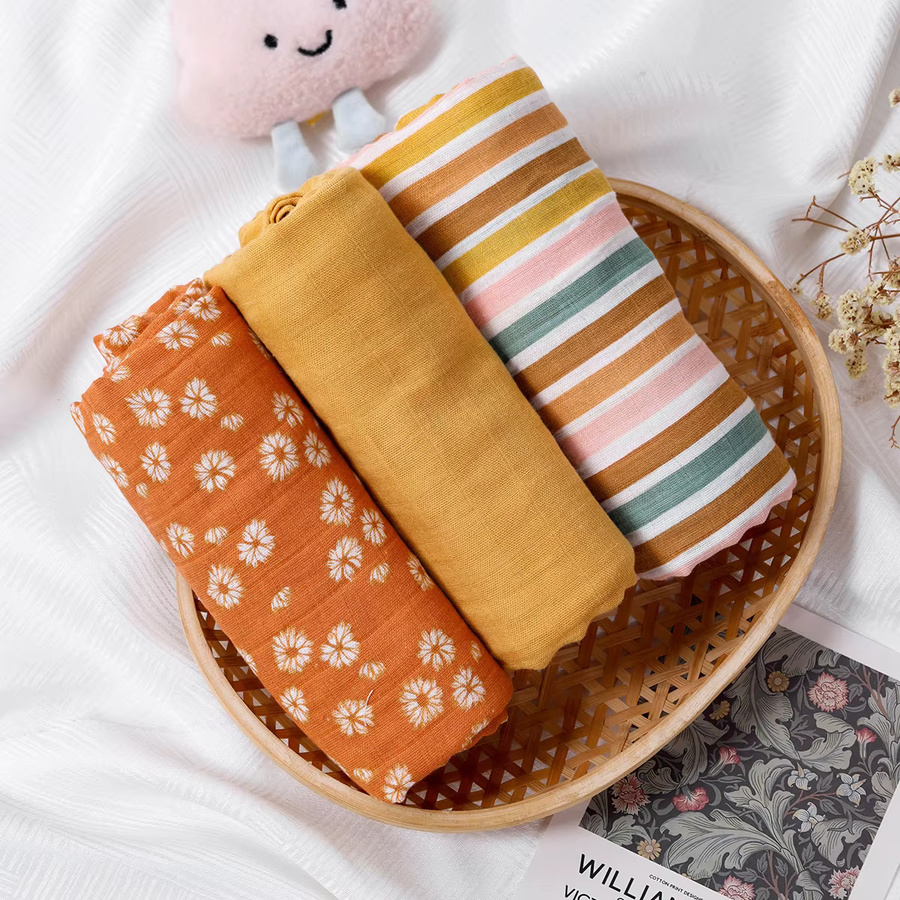 Kangobaby 3-teiliges Set aus atmungsaktiver Baby-Musselin-Baumwolle, Wickeldecke und Badetuch, Farbe: Orange Floral, B: 120 cm, T: 110 cm - Bild 1
