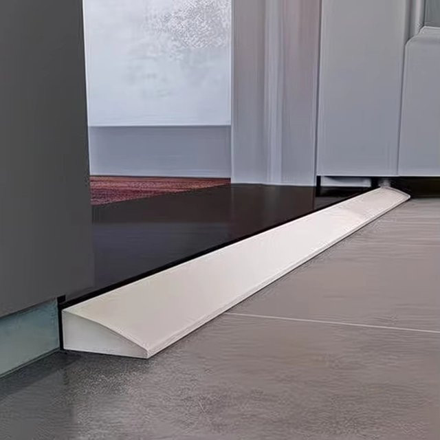 Selbstklebender Silikon-Steigstreifen für Saugroboter als Wasserbarriere und Türschwellenmatte, Weiß, Länge: 100 cm - Bild 1